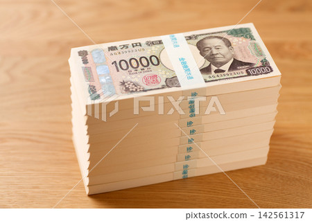 一疊價值1000萬日圓的鈔票 142561317