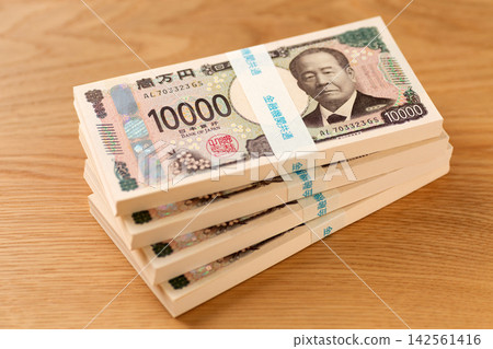 一疊價值400萬日圓的鈔票 一疊價值400萬日圓的鈔票 142561416