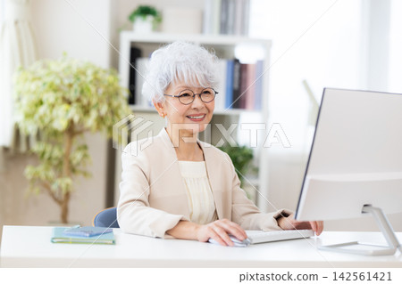 商業：職業老年女性肖像 142561421