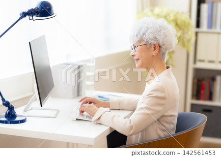 商業:職業老年女性肖像 商業:職業老年女性肖像 142561453