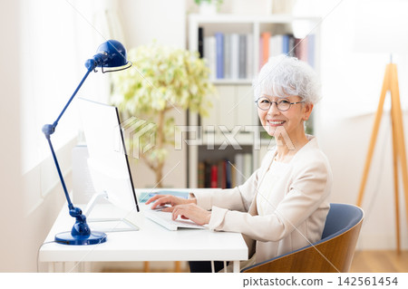 商業：職業老年女性肖像 142561454