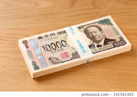 一疊100萬日元鈔票 一疊100萬日元鈔票 142561485