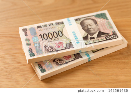 一疊價值200萬日圓的鈔票 一疊價值200萬日圓的鈔票 142561486