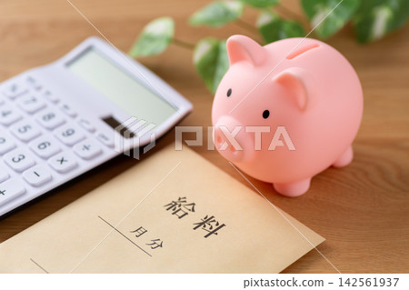粉紅小豬存錢筒、薪水和計算器 142561937
