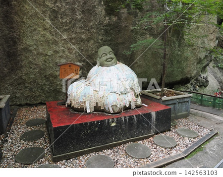 Hotei statue in Shosenkyo Gorge, Kofu City, Yamanashi Prefecture Hotei statue in Shosenkyo Gorge, Kofu City, Yamanashi Prefecture 142563103