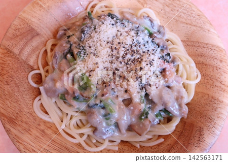 Autumn flavors: Mushroom and spinach pasta in white sauce Autumn flavors: Mushroom and spinach pasta in white sauce 142563171