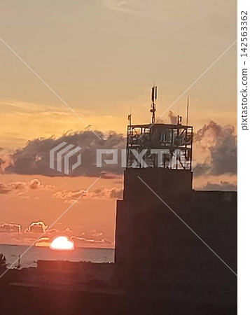 夕陽西下，古老的建築宣告著夜幕的降臨。 142563362