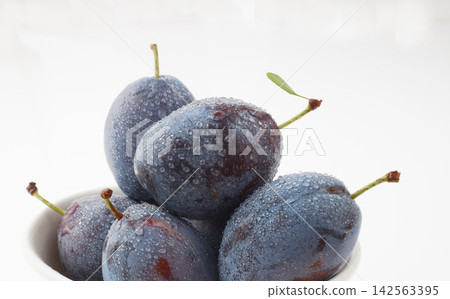 修剪白色背景 142563395