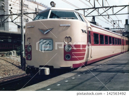 日本國鐵時期,485號「山彥」特快列車(首節車廂為久羽481-300系列)停靠在大宮車站。 日本國鐵時期,485號「山彥」特快列車(首節車廂為久羽481-300系列)停靠在大宮車站。 142563492