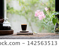 Small coffee mug and roasted coffee bean jar 142563513