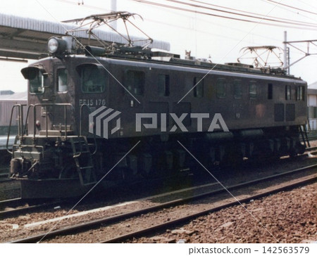 在日本國鐵時代,一輛 EF15 型電力機車(EF15 176)停在車站的中間軌道上。 在日本國鐵時代,一輛 EF15 型電力機車(EF15 176)停在車站的中間軌道上。 142563579
