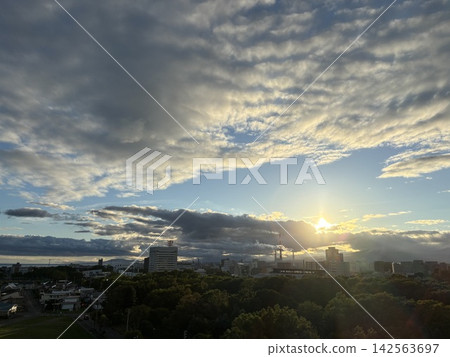 夕陽西下,城市和工廠區沐浴在金色的餘暉中。 夕陽西下,城市和工廠區沐浴在金色的餘暉中。 142563697