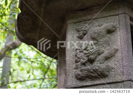綠樹成蔭的神社裡的石燈籠 綠樹成蔭的神社裡的石燈籠 142563719