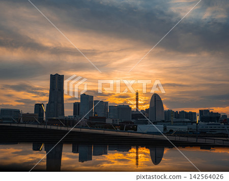 從大棧橋碼頭眺望橫濱港未來區的日落 142564026
