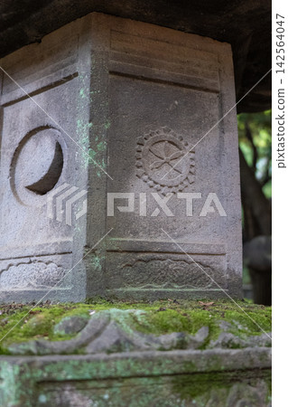 神社裡長滿青苔的石燈籠 神社裡長滿青苔的石燈籠 142564047