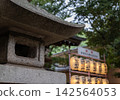 神社裡的石燈籠，背景透出紙燈籠的光芒。 142564053