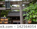 神社的石鳥居與燈籠的光芒 142564054