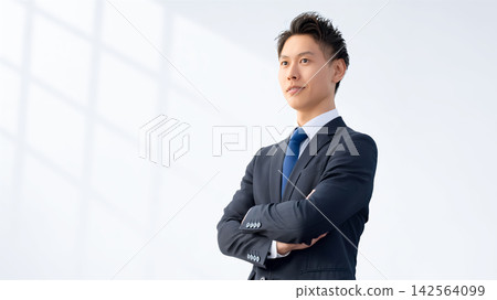 雙臂交叉微笑的男性商人 雙臂交叉微笑的男性商人 142564099