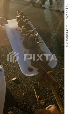 煙火節上小吃攤的牛肉串 煙火節上小吃攤的牛肉串 142564159