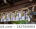 神社裡莊嚴肅穆的場景：屋簷下，祭壇帷幔前。 142564464