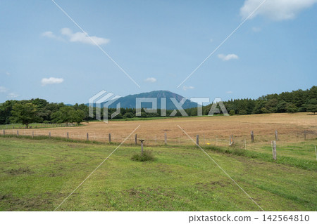 Mount Iwate (Koiwai Ranch Makiba Garden) Mount Iwate (Koiwai Ranch Makiba Garden) 142564810