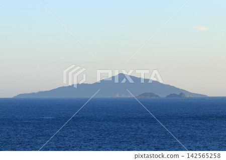 從大崎燈塔(宮城縣石卷市)拍攝的金華山島日落景色 從大崎燈塔(宮城縣石卷市)拍攝的金華山島日落景色 142565258