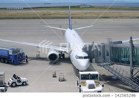 兵庫縣神戶市神戶機場:客運飛機停機坪的工作與工作人員(夏末) 兵庫縣神戶市神戶機場:客運飛機停機坪的工作與工作人員(夏末) 142565296