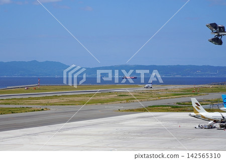 兵庫縣神戶市,神戶機場,跑道上的客機(背景為淡路島)(夏末) 兵庫縣神戶市,神戶機場,跑道上的客機(背景為淡路島)(夏末) 142565310