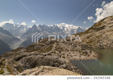 Lac blanc hikers enjoying mont blanc massif views Lac blanc hikers enjoying mont blanc massif views 142565386