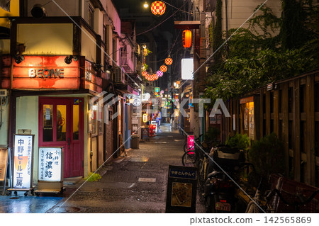 雨夜裡，中野車站前的懷舊酒吧區和小巷燈火通明。 142565869