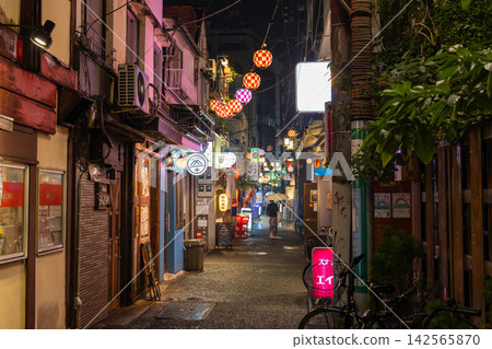 The nostalgic bar district and alleys in front of Nakano Station shine on a rainy night. The nostalgic bar district and alleys in front of Nakano Station shine on a rainy night. 142565870