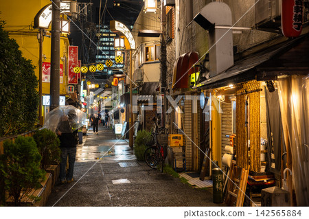 雨夜裡,中野車站前的懷舊酒吧區和小巷燈火通明。 雨夜裡,中野車站前的懷舊酒吧區和小巷燈火通明。 142565884