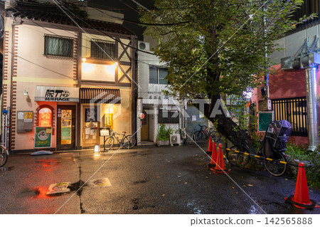 雨夜裡,中野車站前的懷舊酒吧區和小巷燈火通明。 雨夜裡,中野車站前的懷舊酒吧區和小巷燈火通明。 142565888