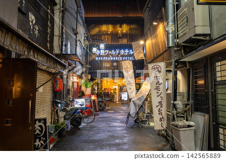 雨夜裡，中野車站前的懷舊酒吧區和小巷燈火通明。 142565889