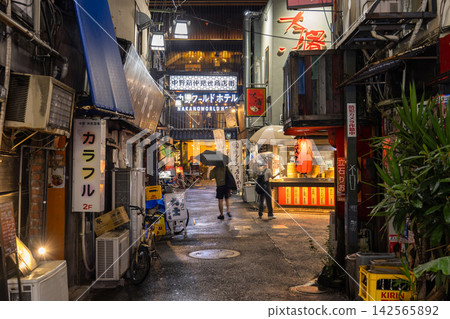 The nostalgic bar district and alleys in front of Nakano Station shine on a rainy night. The nostalgic bar district and alleys in front of Nakano Station shine on a rainy night. 142565892