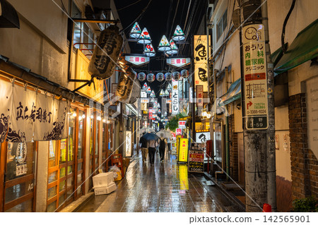 雨夜裡,中野車站前的懷舊酒吧區和小巷燈火通明。 雨夜裡,中野車站前的懷舊酒吧區和小巷燈火通明。 142565901
