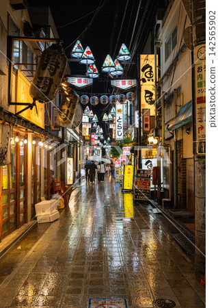 雨夜裡，中野車站前的懷舊酒吧區和小巷燈火通明。 142565902