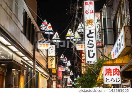 雨夜裡,中野車站前的懷舊酒吧區和小巷燈火通明。 雨夜裡,中野車站前的懷舊酒吧區和小巷燈火通明。 142565905