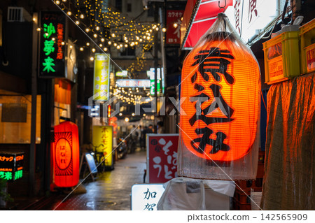 The nostalgic bar district and alleys in front of Nakano Station shine on a rainy night. The nostalgic bar district and alleys in front of Nakano Station shine on a rainy night. 142565909
