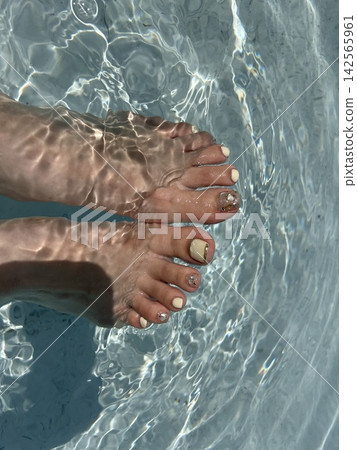 水裡的腳釘 水裡的腳釘 142565961