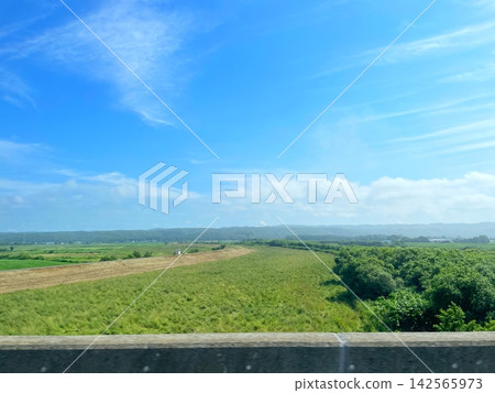 湛藍的天空下,廣闊的自然景觀徐徐展開。 湛藍的天空下,廣闊的自然景觀徐徐展開。 142565973