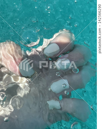 水中一隻手的照片 142566290