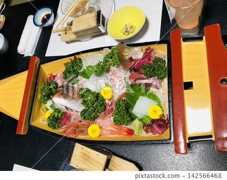 Luxurious sashimi platter (Japanese cuisine) Luxurious sashimi platter (Japanese cuisine) 142566468
