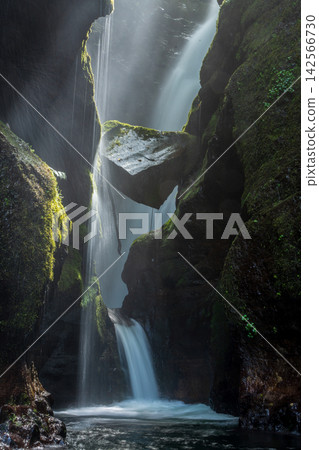 The rays of light at the Oosawa Great Waterfall in Kinonezawa, Minakami Town, Gunma Prefecture The rays of light at the Oosawa Great Waterfall in Kinonezawa, Minakami Town, Gunma Prefecture 142566730