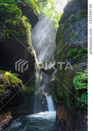 The rays of light at the Oosawa Great Waterfall in Kinonezawa, Minakami Town, Gunma Prefecture The rays of light at the Oosawa Great Waterfall in Kinonezawa, Minakami Town, Gunma Prefecture 142566739