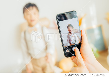 Take pictures of children Take pictures of children 142567480