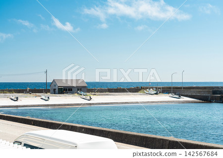 北海道禮文島上的漁港和船隻停泊處,面向蔚藍的天空和蔚藍的大海。 北海道禮文島上的漁港和船隻停泊處,面向蔚藍的天空和蔚藍的大海。 142567684