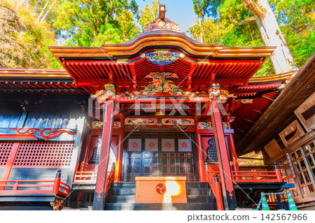 在一個晴朗的秋日早晨，鶴見殿（祖堂）在榛名神社美麗的秋葉叢中莊嚴地矗立著，此時樹葉正值最盛之時。 142567966