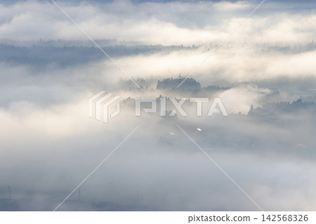 山被雲海覆蓋 山被雲海覆蓋 142568326