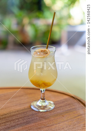 在台灣九份的咖啡館可以品嚐到柑橘類飲品。 在台灣九份的咖啡館可以品嚐到柑橘類飲品。 142568425